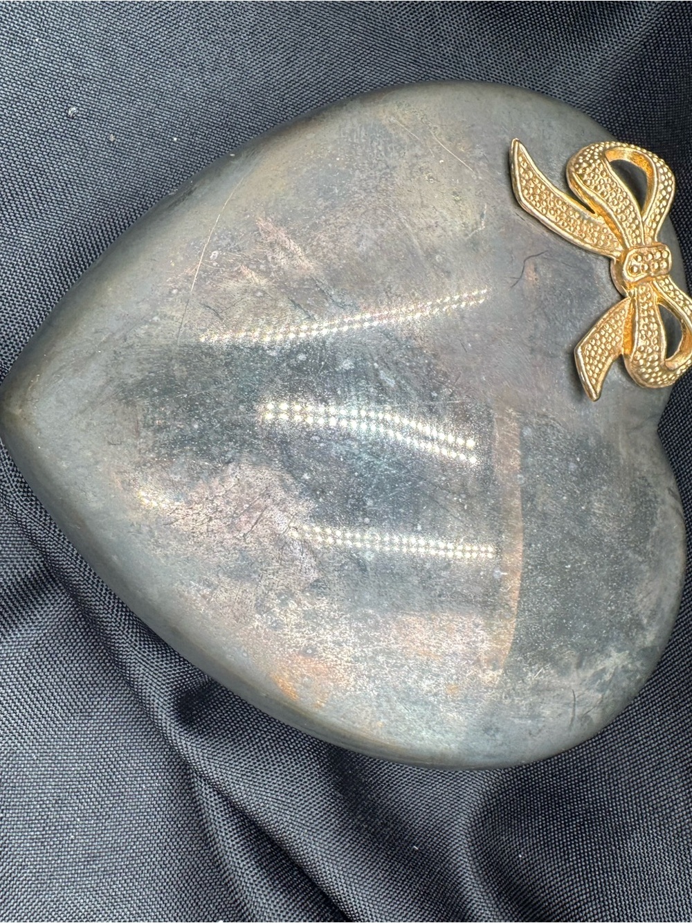Source Unknown Heart-Shaped Jewelry Box with Gold Bow